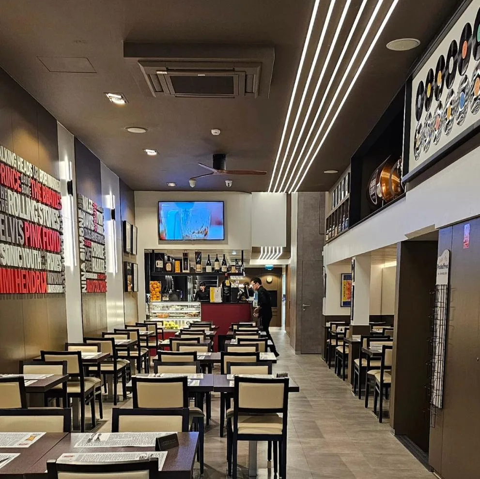 Lado B — interior do restaurante