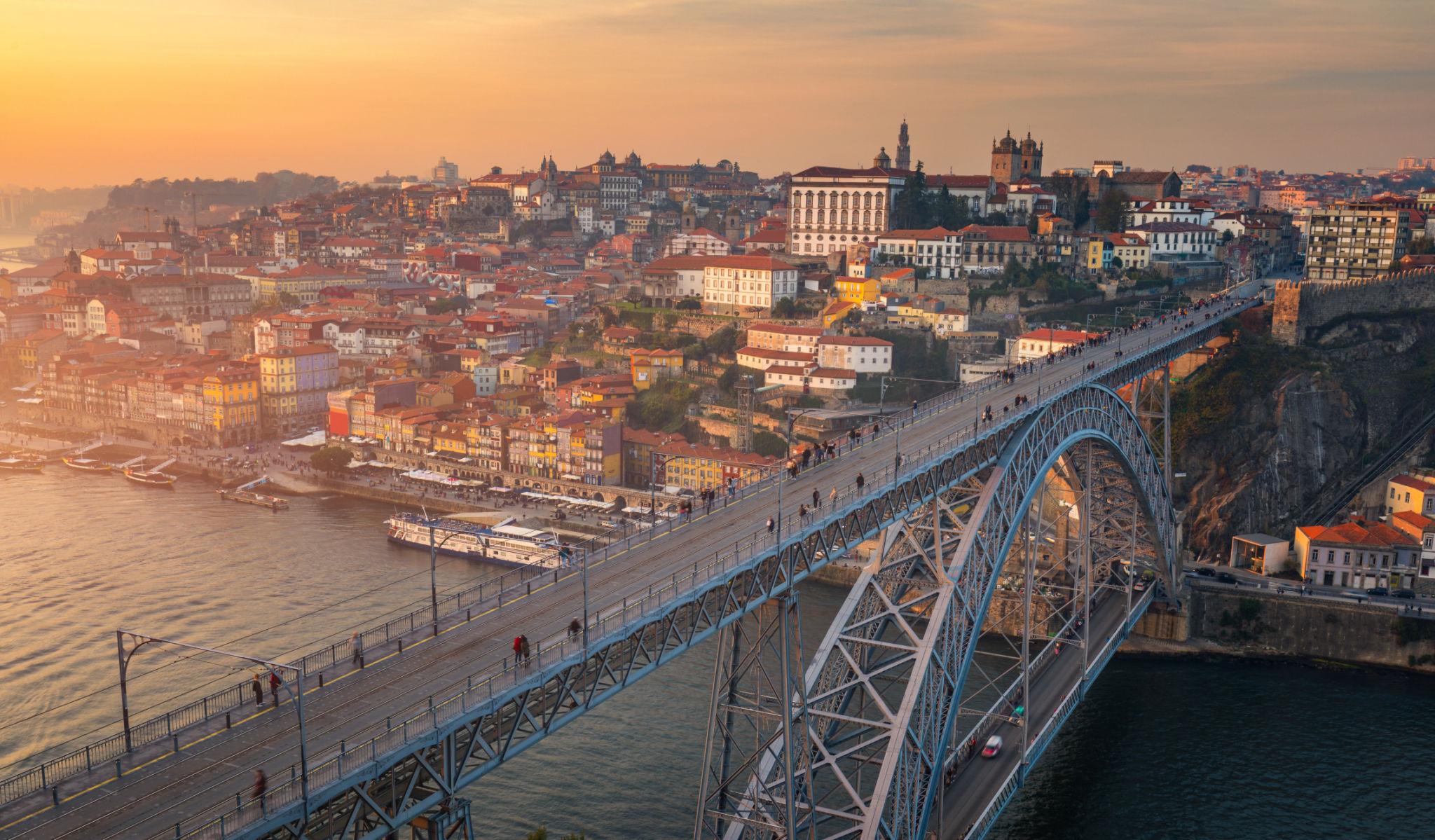 Vista do Porto e da Ponte D. Luís ao pôr-do-sol