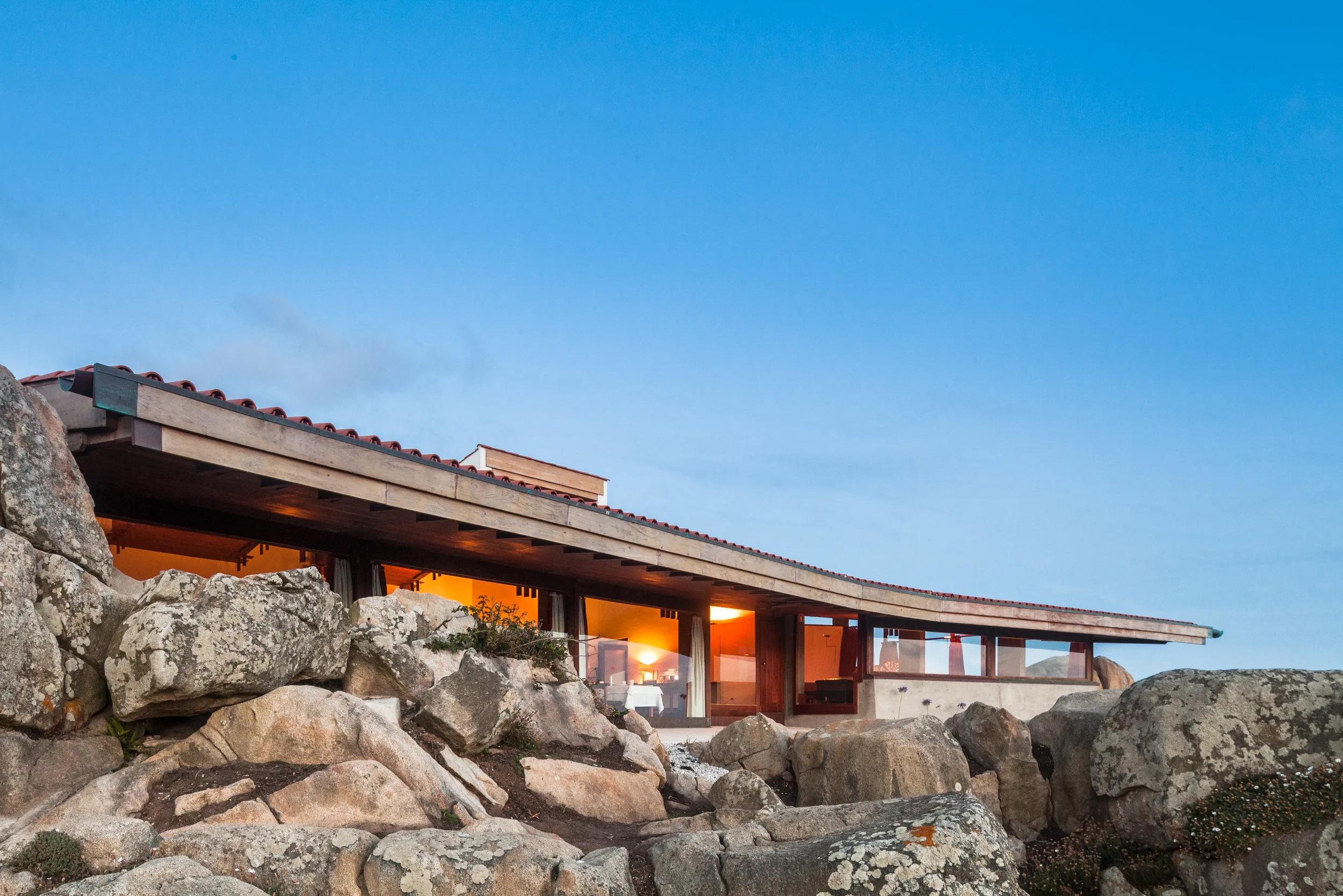 Casa de Chá da Boa Nova ao entardecer, ancorada nos rochedos de Leça