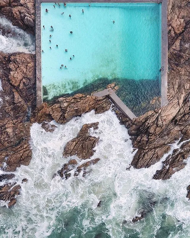 Vista aérea da Piscina das Marés mostrando a integração com as rochas e o oceano