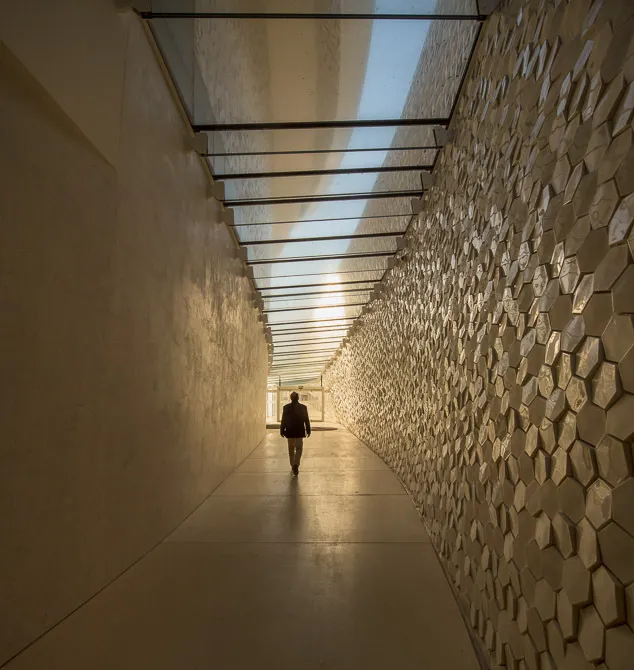 Interior do Terminal de Cruzeiros com revestimento cerâmico hexagonal e luz zenital