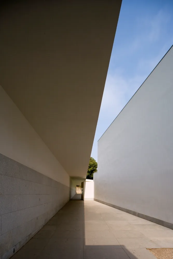 Caminho de entrada para o Museu de Serralves, entre muros altos