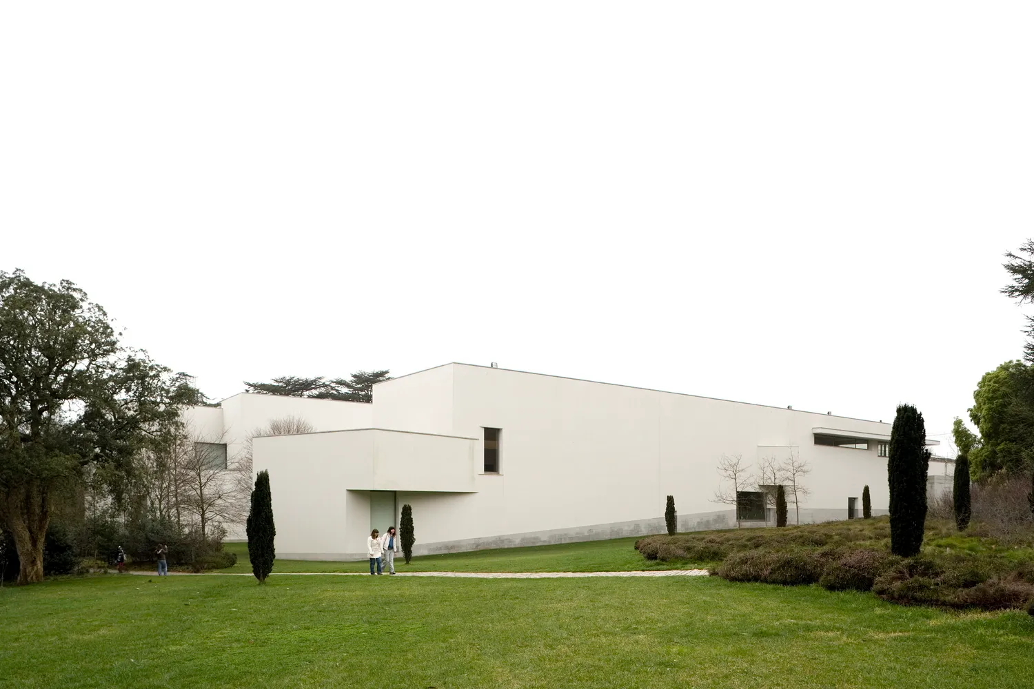 Museu de Serralves de Siza Vieira visto do parque, volumes brancos sobre relva