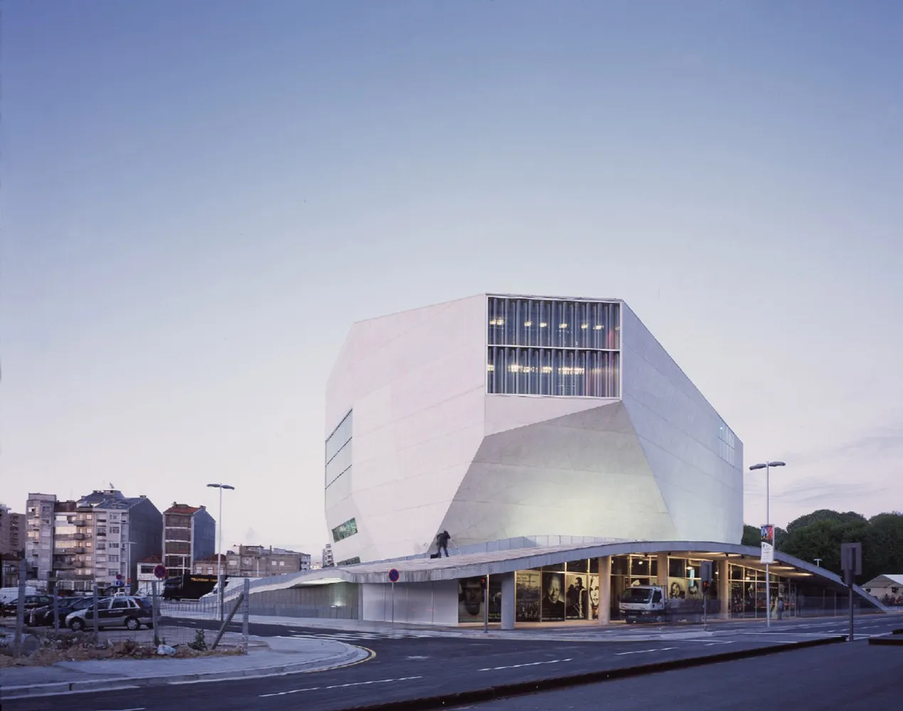 Casa da Música de Rem Koolhaas, volume poliédrico branco sobre praça
