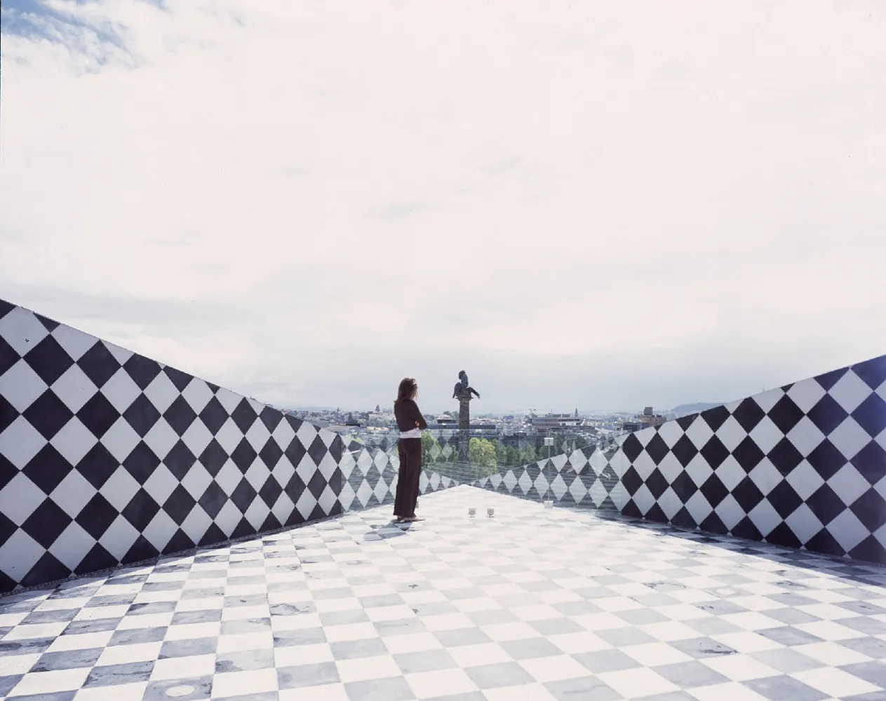 Pátio superior da Casa da Música com azulejos preto e branco em padrão arlequim