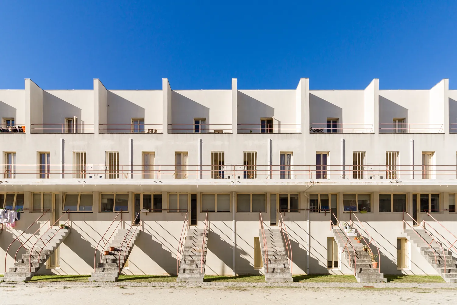 Fachada do Bairro da Bouça com escadas exteriores e galerias