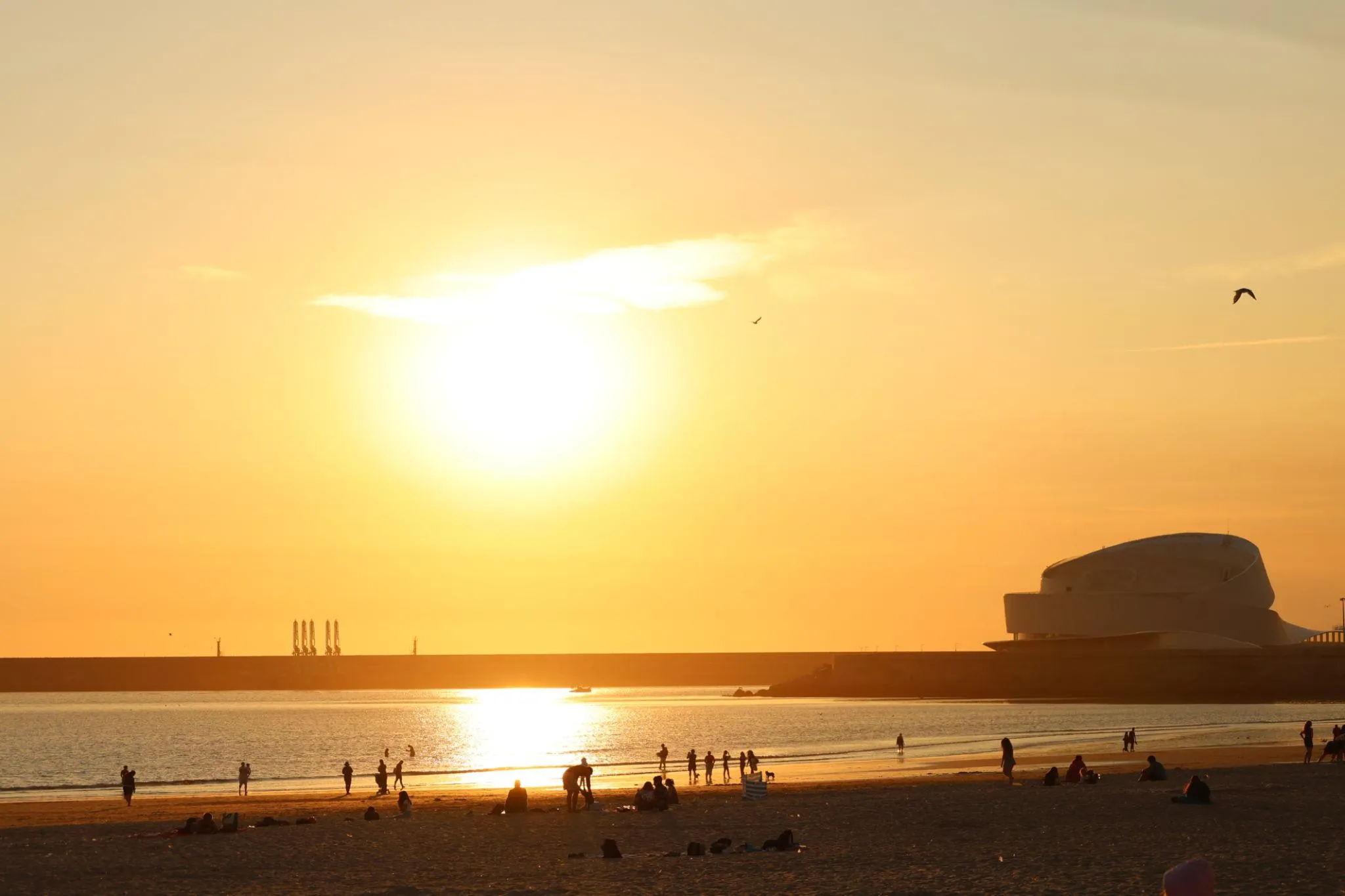 Pôr-do-sol na Praia de Matosinhos, com o Terminal de Cruzeiros ao fundo