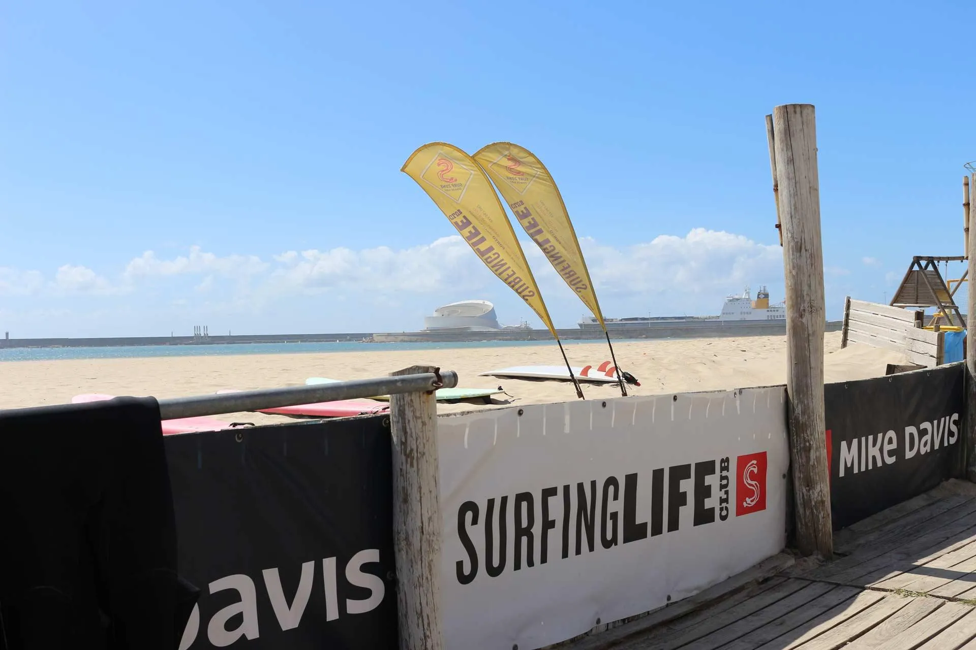 Escola de surf na Praia de Matosinhos com bandeiras amarelas