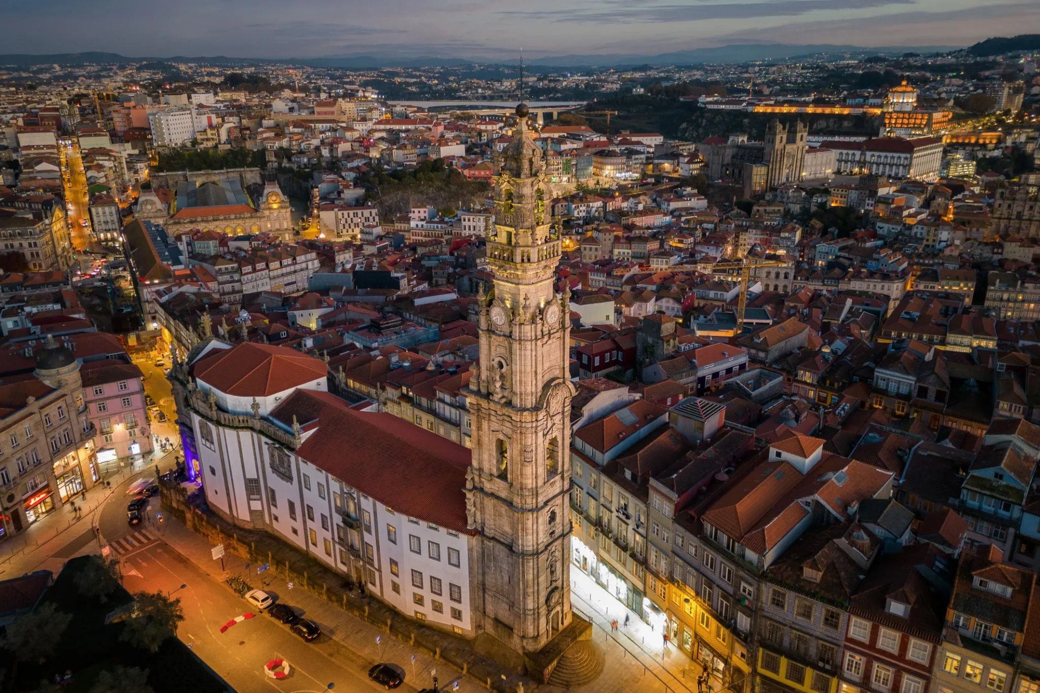 Vista aérea da Torre dos Clérigos ao crepúsculo, sobre o Porto