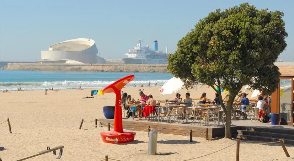 Esplanada de café na Praia de Matosinhos com o Terminal de Cruzeiros ao fundo