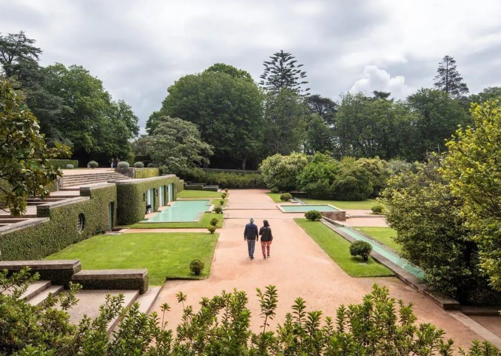 Jardins formais de Serralves com canais de água e relvados verdes