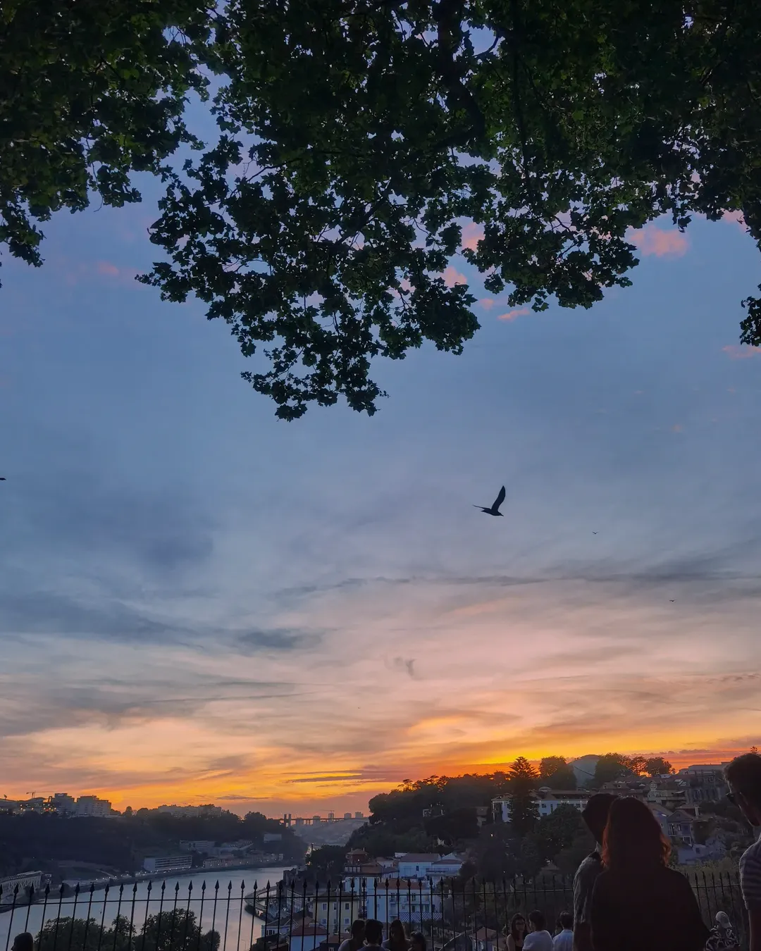 Pôr-do-sol no Miradouro das Virtudes com pessoas e céu cor de fogo