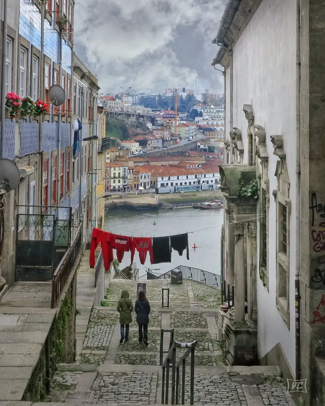 Escadas do Codeçal com roupa estendida e vista do Douro