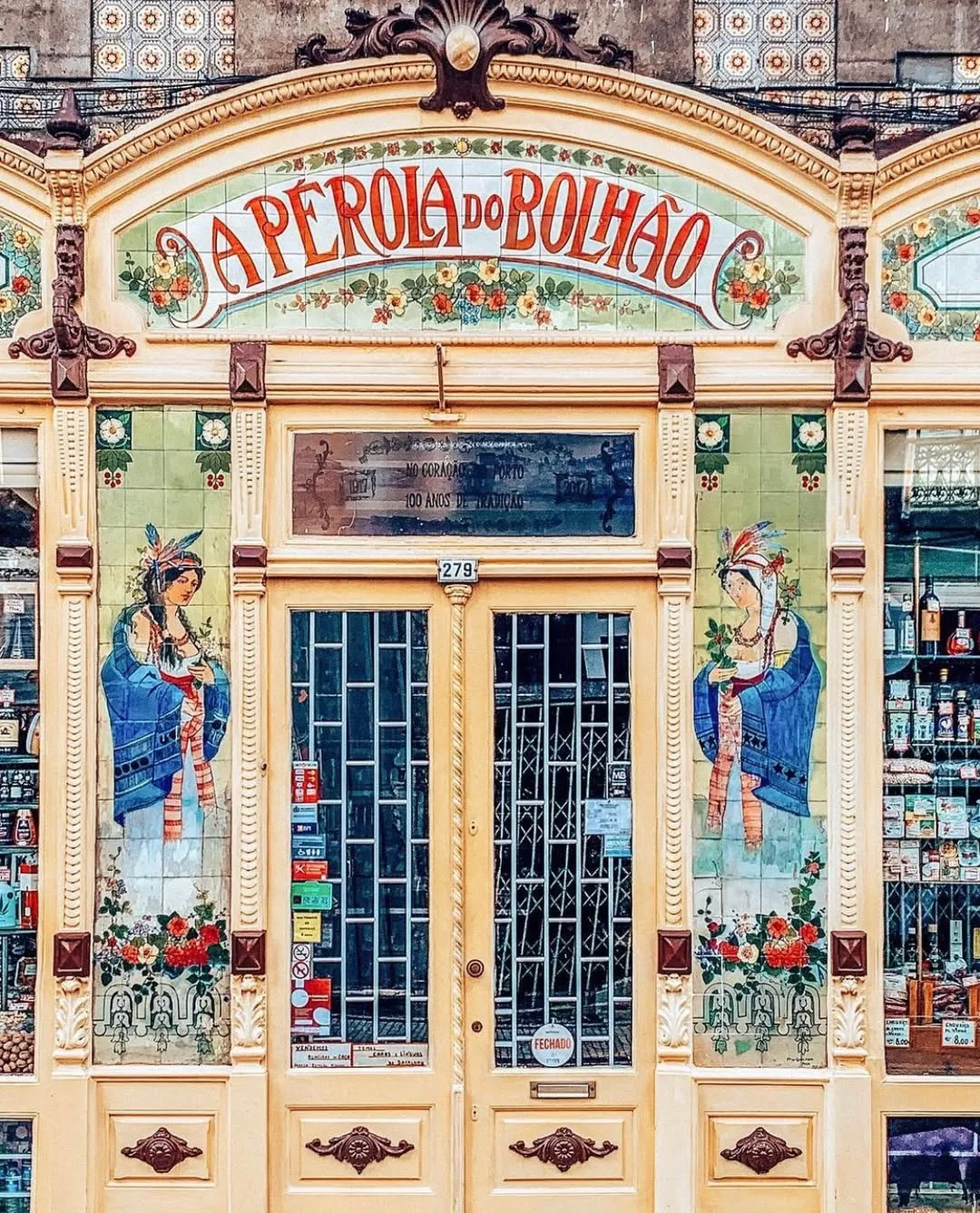 Fachada Arte Nova da mercearia A Pérola do Bolhão com painéis pintados