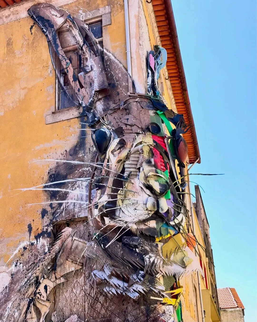 Half Rabbit, escultura de Bordalo II em material reciclado, na fachada de um prédio