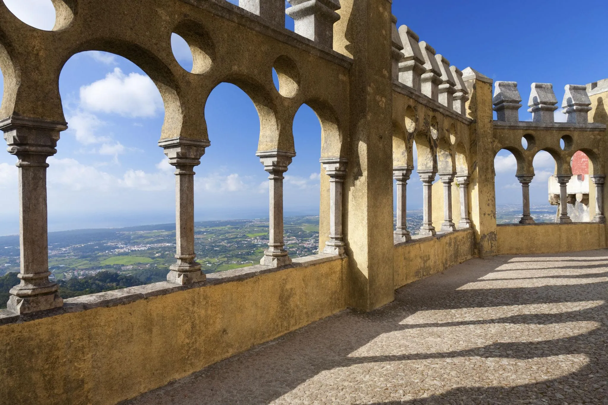 Terraço do Palácio da Pena com arcos e vista sobre a paisagem