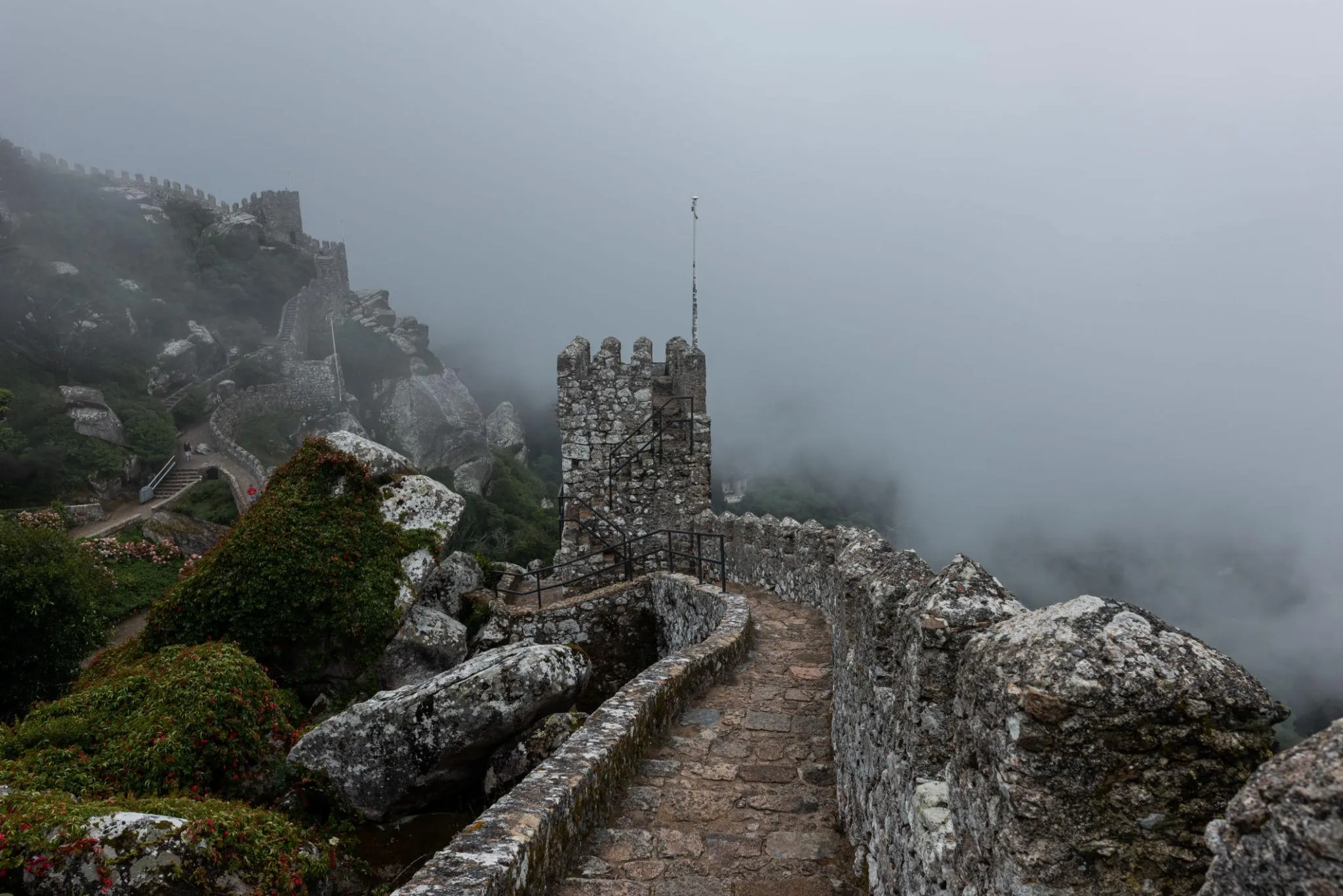 Muralhas do Castelo dos Mouros envoltas em nevoeiro