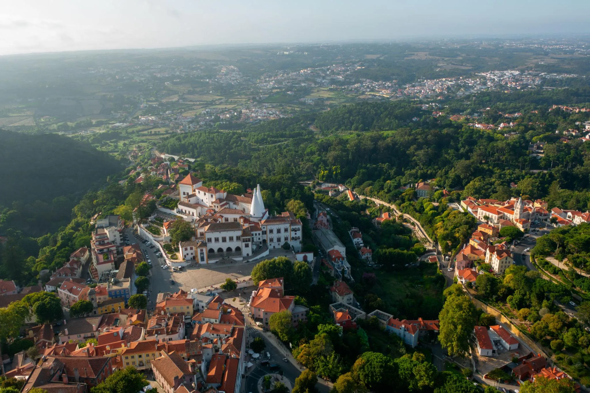 Palácio Nacional de Sintra com as duas chaminés cónicas brancas