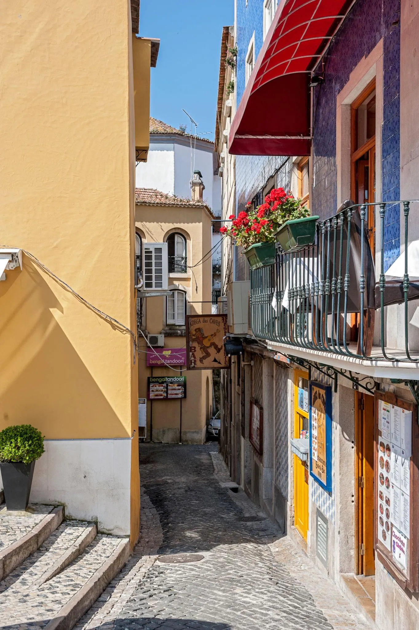 Ruela colorida no centro histórico de Sintra