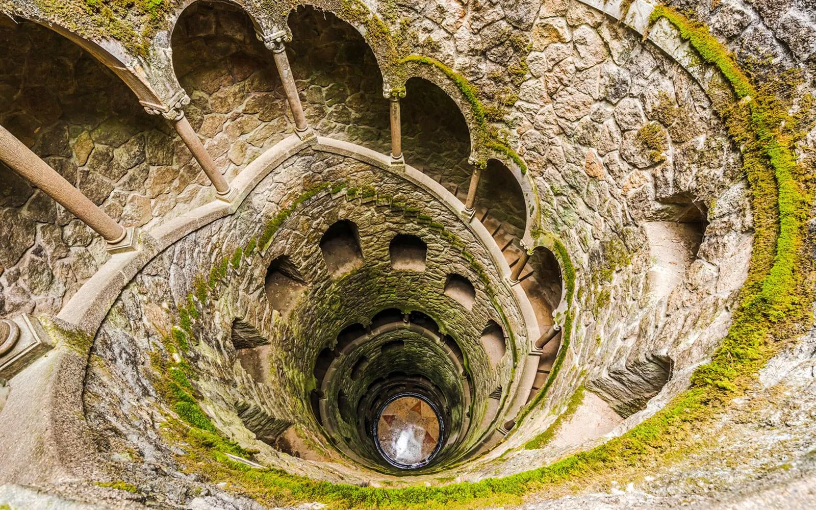 Vista vertical do Poço Iniciático da Quinta da Regaleira