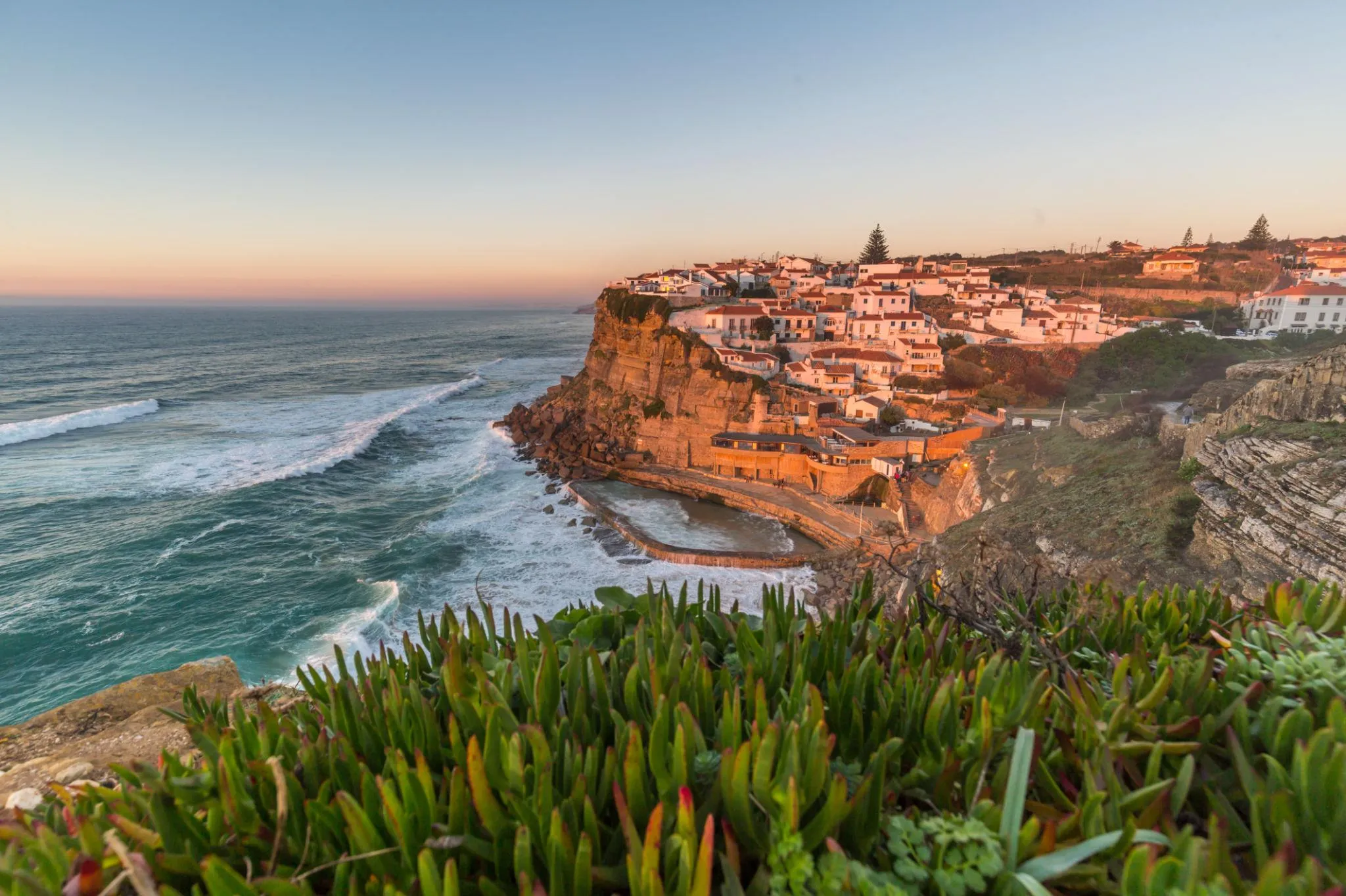 Aldeia das Azenhas do Mar ao pôr-do-sol, casas brancas sobre falésia
