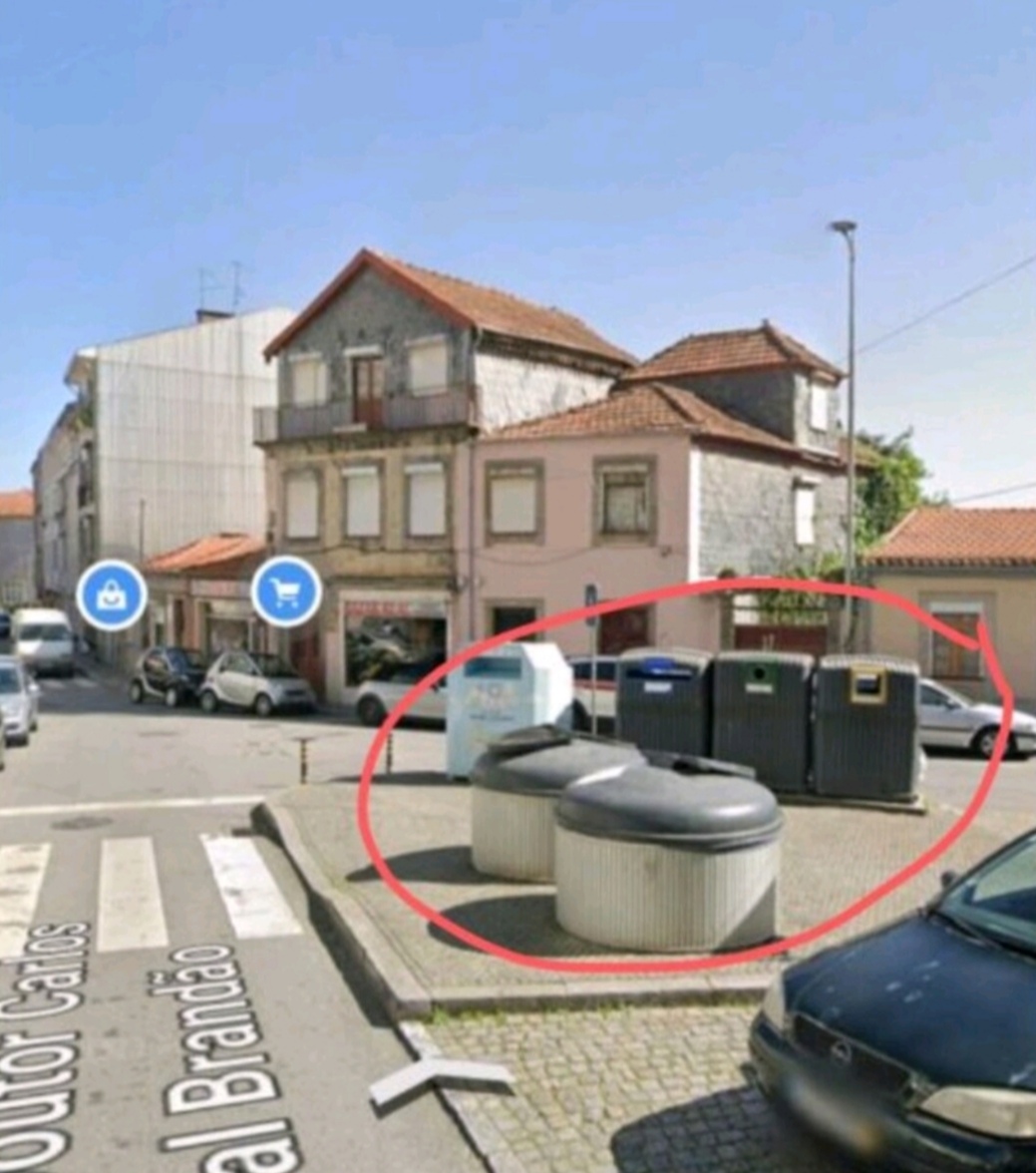 Conteneurs de tri près du Serpa Downtown Gaia